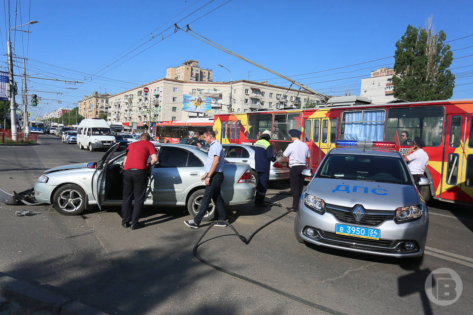 Волгоградца с сообщницей обвиняют в автоподставах на 30 миллионов рублей