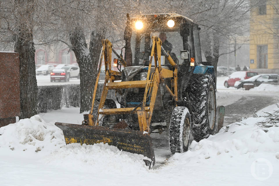 За сутки с улиц Волгограда вывезено 1300 кубометров убранного с дорог снега