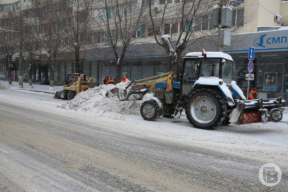 После снегопада в Волгограде ведется масштабная уборка улиц