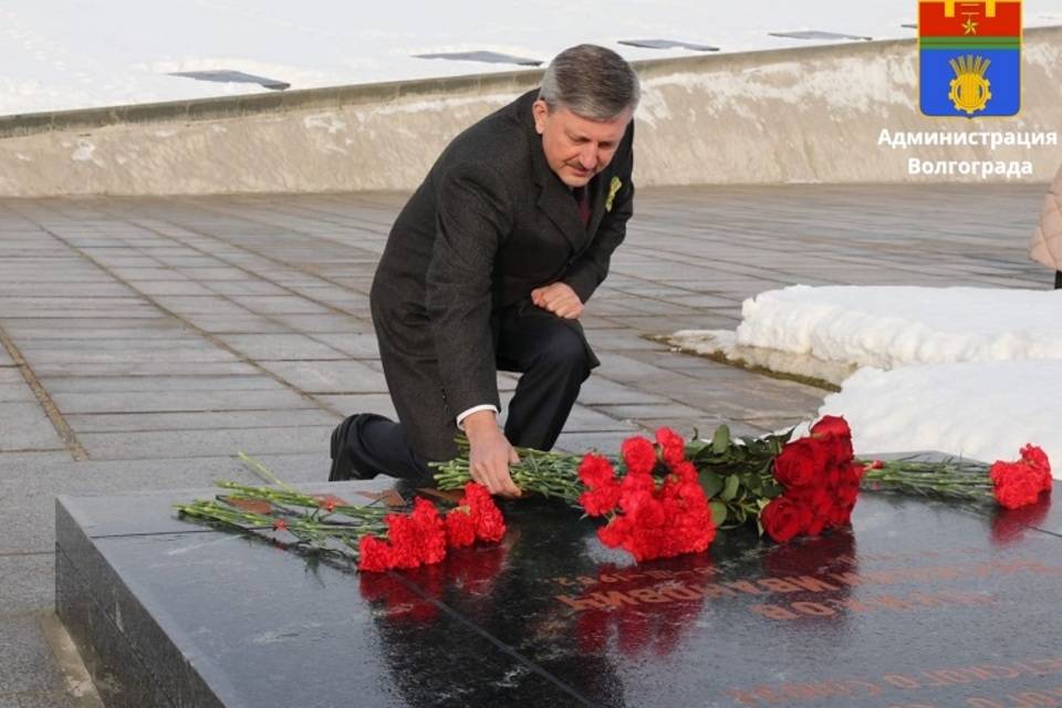 Глава Волгограда почтил память защитников Отечества