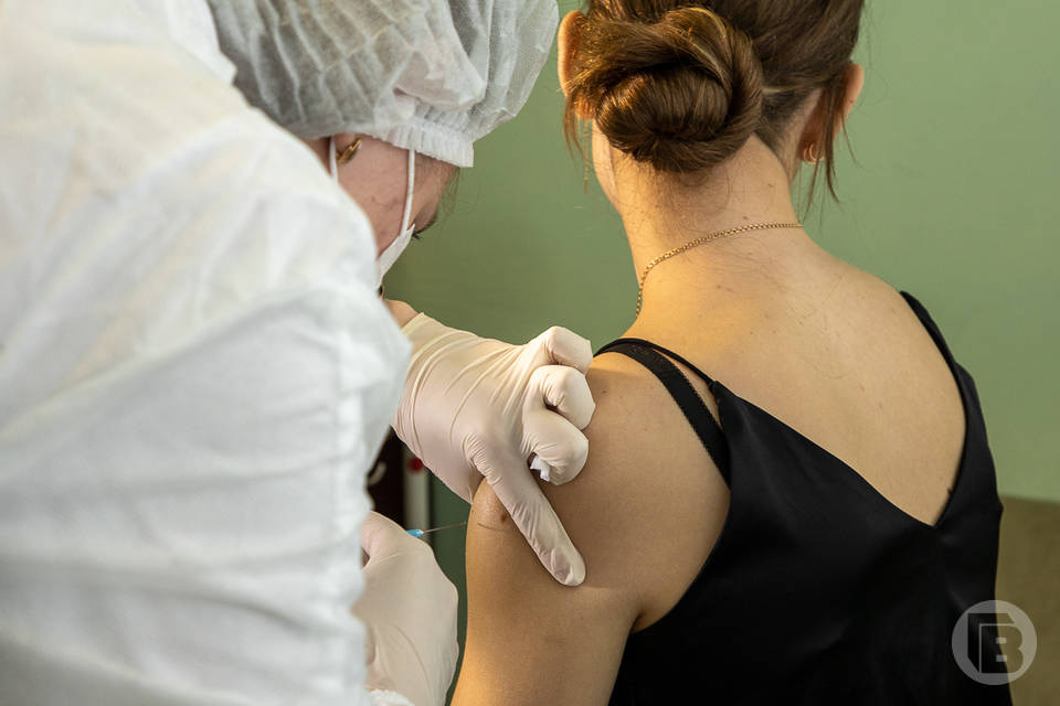 В Волгоградской области 1004 подростка получили прививку от COVID-19