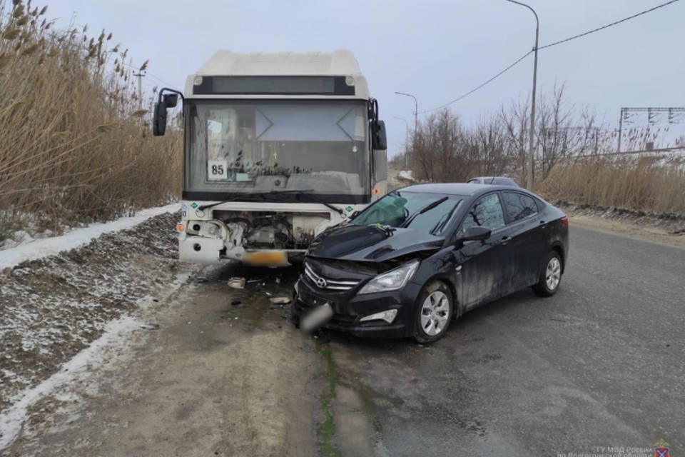 В Волгограде 25-летняя девушка-водитель протаранила автобус