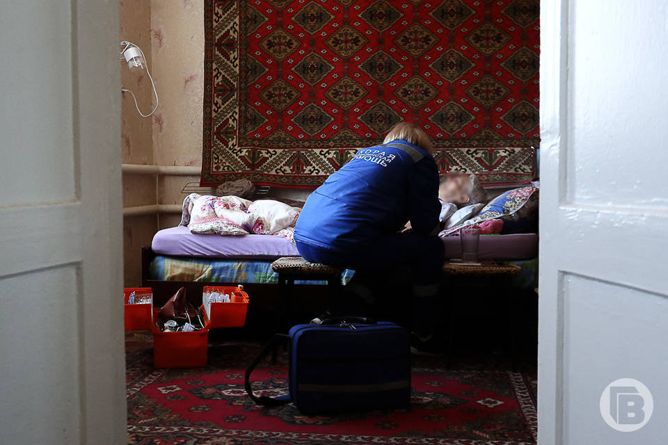 Ключи у соседки, дочь в Мурманске: заболевшая ковидом волгоградка-колясочница оказалась в «плену»