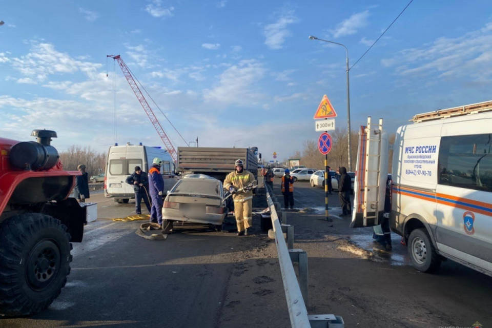 Под Волгоградом 19-летний водитель влетел в грузовик и погиб
