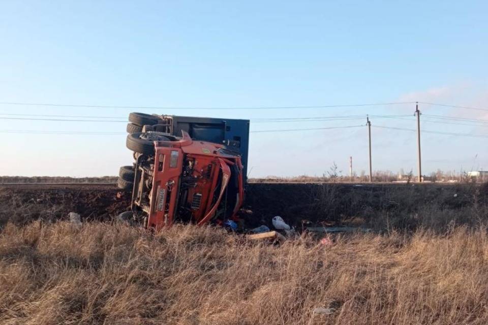 На юге Волгограда опрокинулся КамАЗ, пострадал водитель