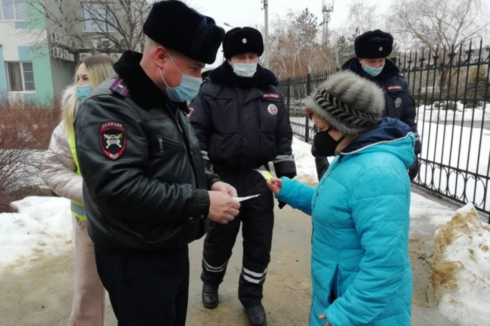 Под Волгоградом в поликлиниках  полицейские раздали пациентам светящиеся ленты