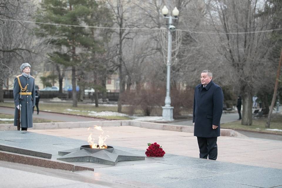 Губернатор Андрей Бочаров почтил память защитников Отечества в Волгограде
