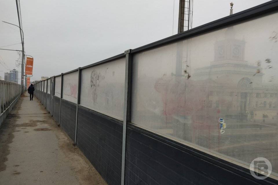 В Волгограде защитные экраны у железнодорожного вокзала почистят с наступлением тепла