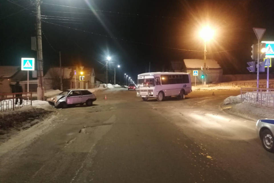 Под Волгоградом ищут водителя после ДТП с автобусом и столбом