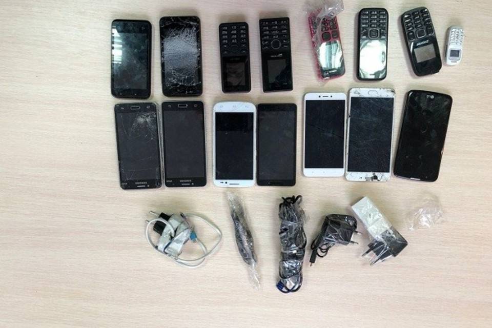 Волгоградец пытался перебросить в колонию 15 мобильных телефонов