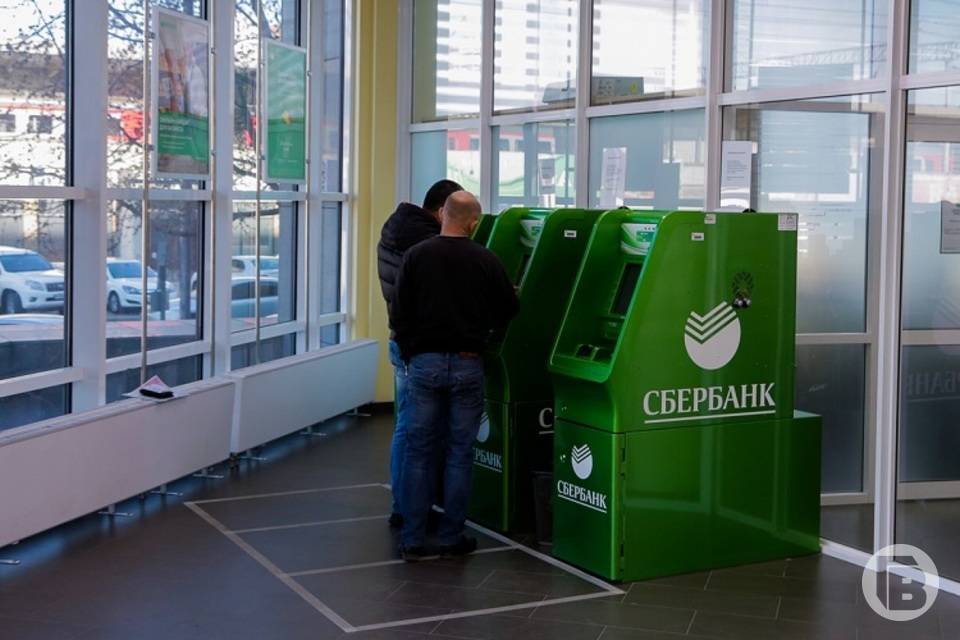 Волгоградцы без проблем снимают деньги в банкоматах Сбербанка