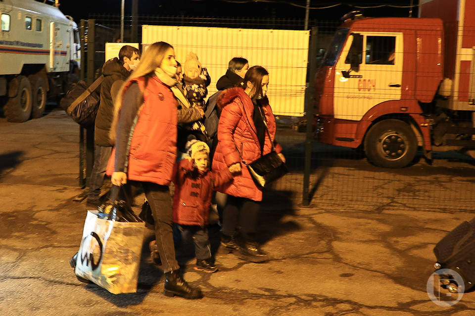 Из Волгограда и Волжского беженцев перевозят в пункты временного проживания