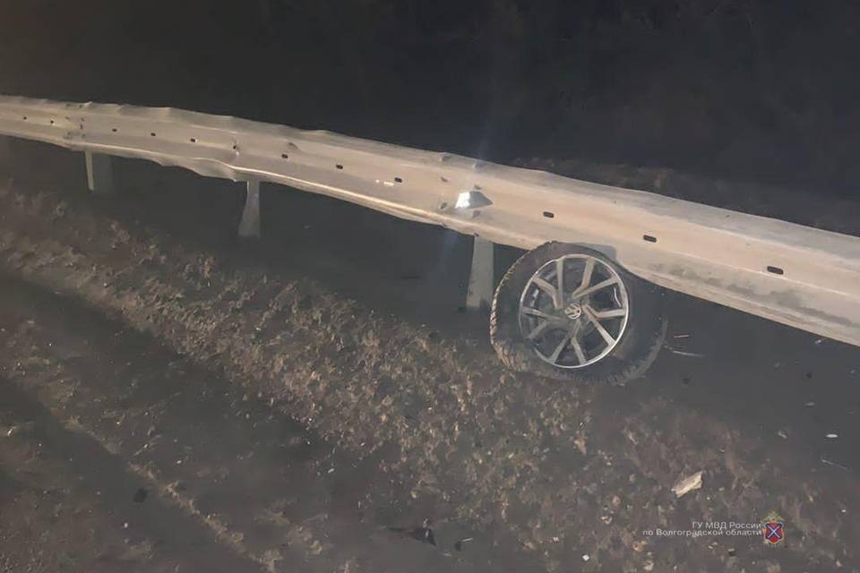На трассе под Волгоградом иномарка врезалась в ограждение, пострадал пассажир
