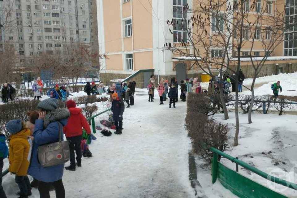 В Волгограде сразу в нескольких районах эвакуируют школьников из-за угрозы теракта