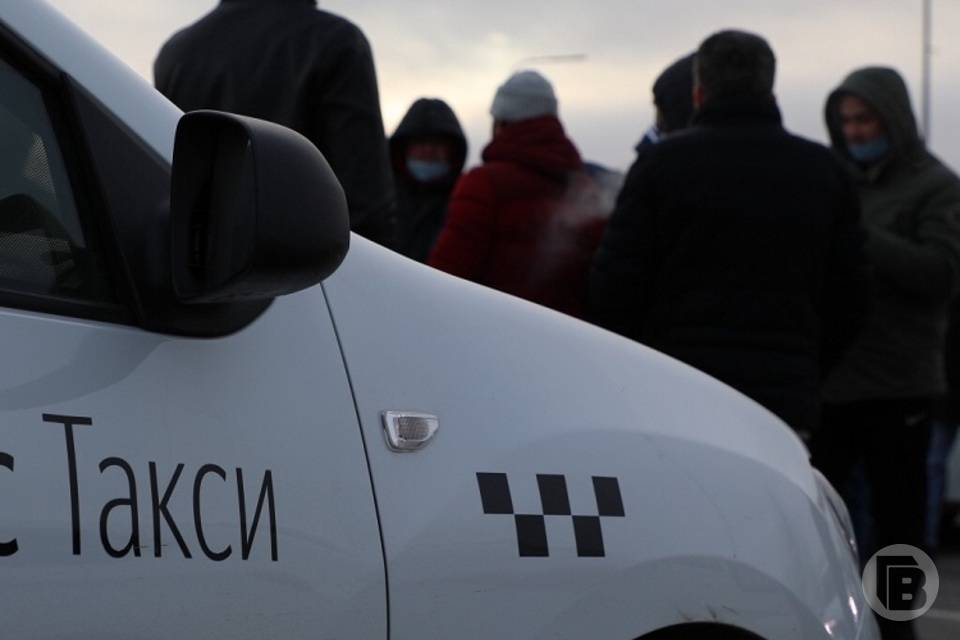 В Волгограде таксисты высаживают пассажиров без налички