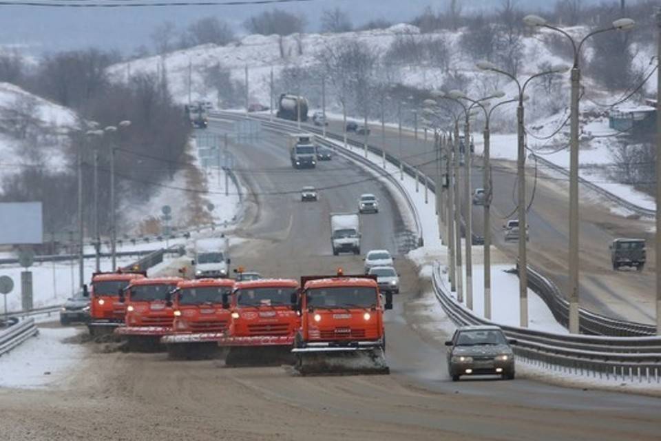 В Волгоградской области оперативно расчищают трассы от снега