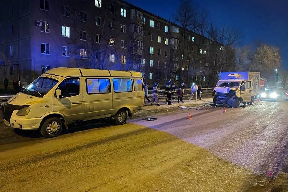 Под Волгоградом грузовик врезался в маршрутку, пострадали двое подростков