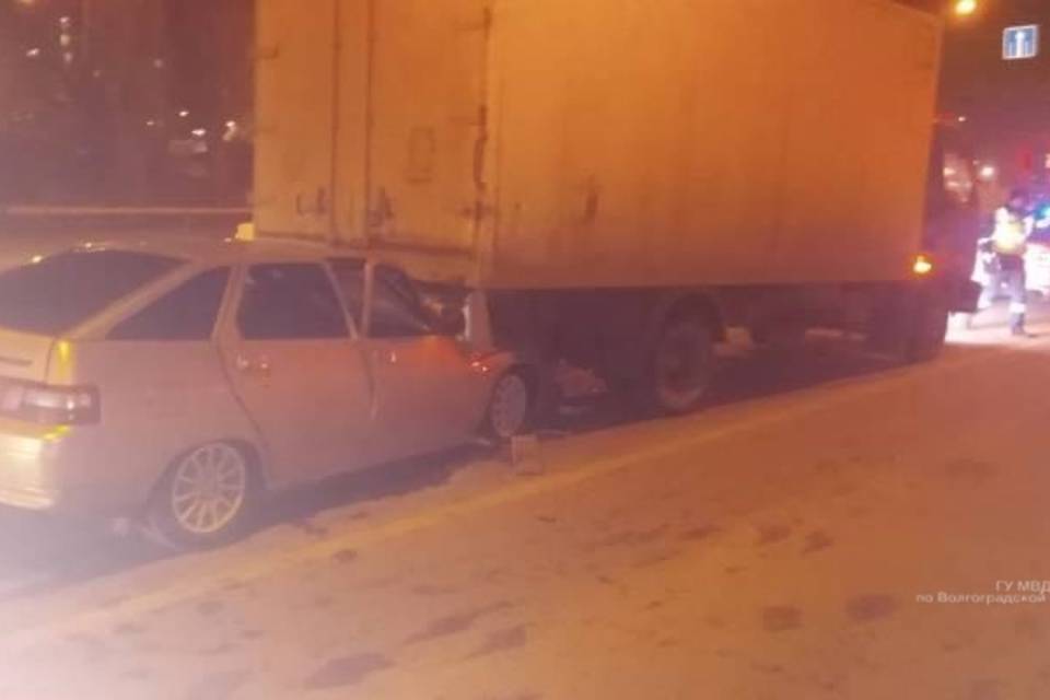 В центре Волгограда водитель без прав врезался в стоявший на дороге большегруз