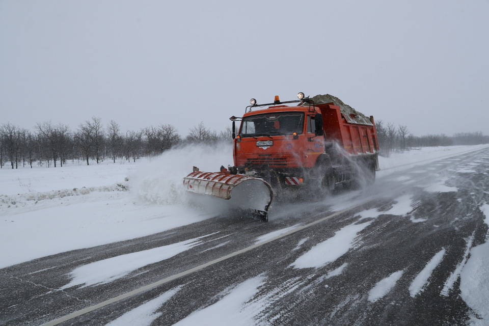 Трассу Р-228 в Волгоградской области расчищает 521 единица спецтехники