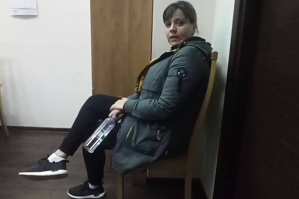 В Волгограде «живую женщину Оксану» арестовали за мат в приемной Путина