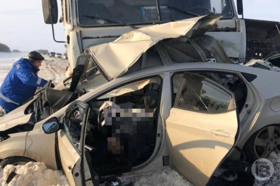 Под Волгоградом в тройном ДТП погиб водитель Hyundai Elantra