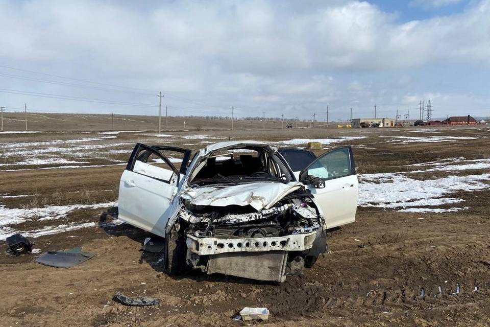 Под Волгоградом в перевернувшейся машине пострадали три человека