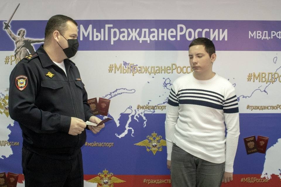 В Волгограде подростку из Луганска вручили паспорт гражданина России