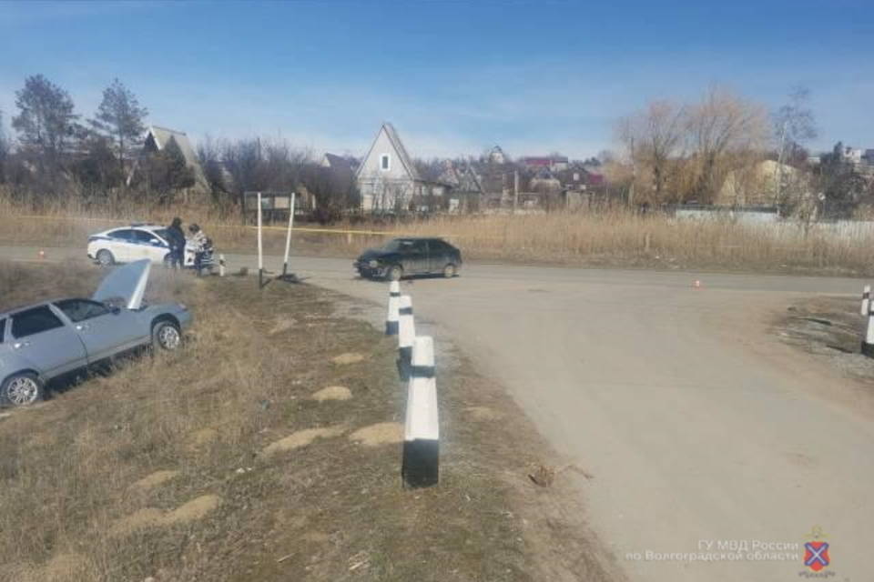 На юге Волгограда из-за аварии пострадал пассажир легковушки