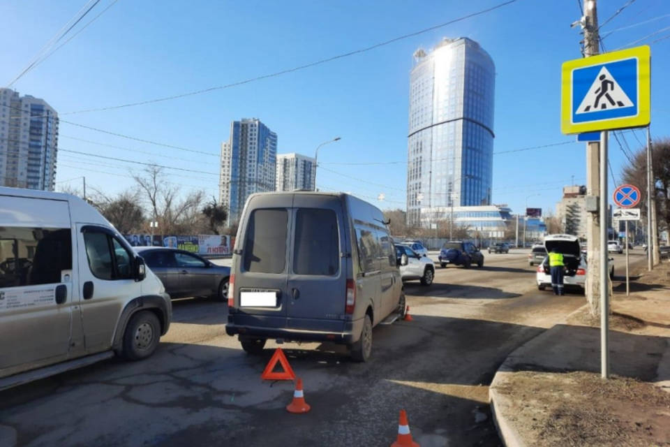 Мужчина и женщина попали под колеса машин в Волгоградской области