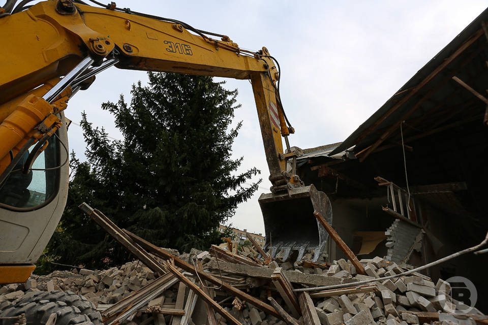 В Волгограде демонтировали еще один расселенный аварийный дом