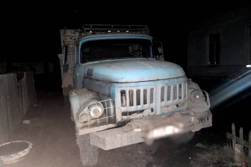 Под Волгоградом пьяный селянин на грузовике «ЗиЛ» протаранил заборы и столбы