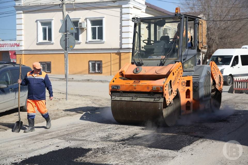 В Волгограде устраняют дефекты на дорогах после зимы