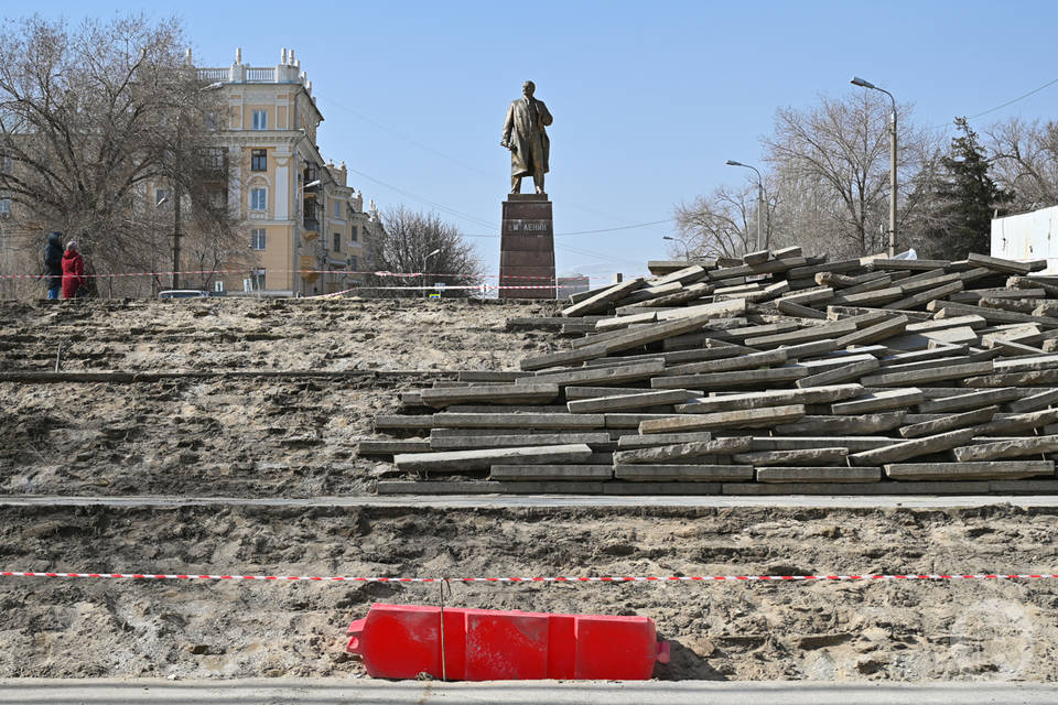 «Вождя не трогают»: в Волгограде демонтируют каменную лестницу на улице Титова
