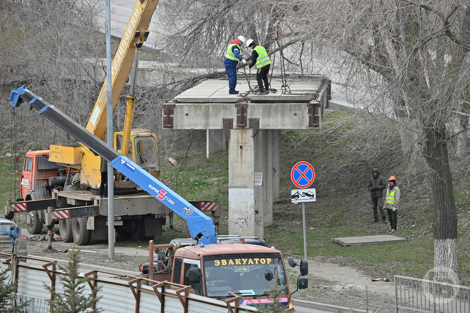 В центре Волгограда восстанавливают важную круговую развязку
