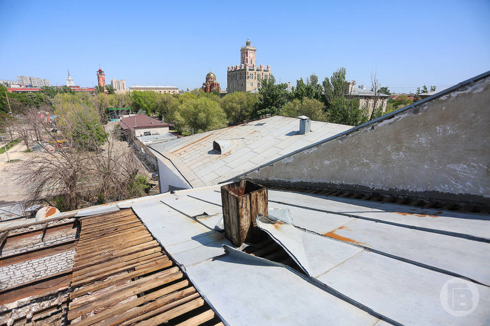 Под Волгоградом ветер снес часть крыши жилого дома