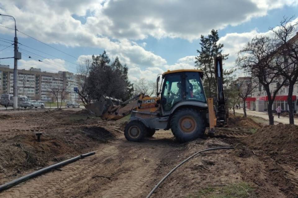 На проспекте Жукова в Волгограде прокладывают поливочный водопровод