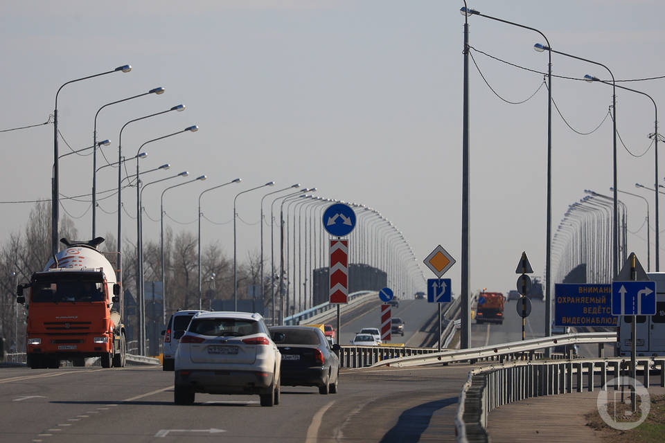 На юге Волгограда восстанавливают автомагистраль, ведущую в промзону