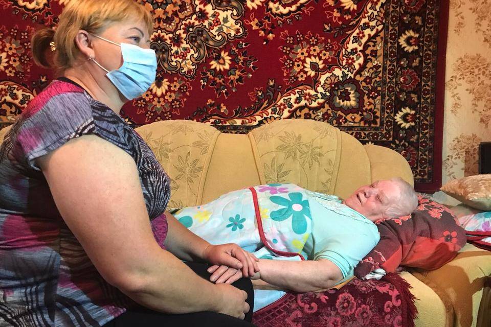 В Волгоградской области сотням пенсионеров помогают бесплатные сиделки