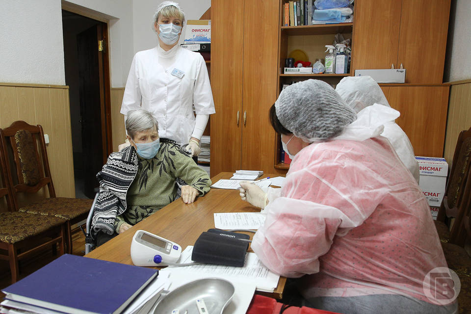 Волгоградским пенсионерам и инвалидам помогают доехать до поликлиник и больниц