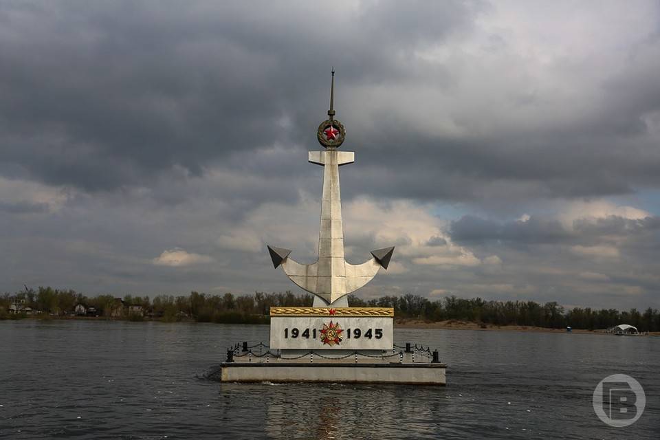 Памятник волжским речникам вновь установлен в Волгограде