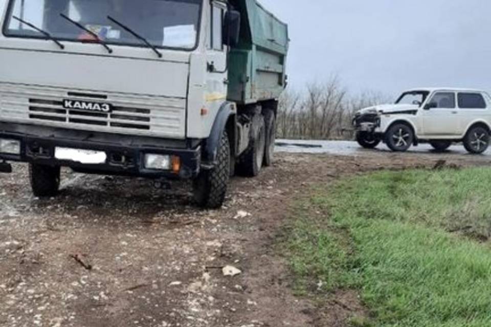 На юге Волгограда пьяный водитель фуры устроил ДТП с «Шевроле Нива»