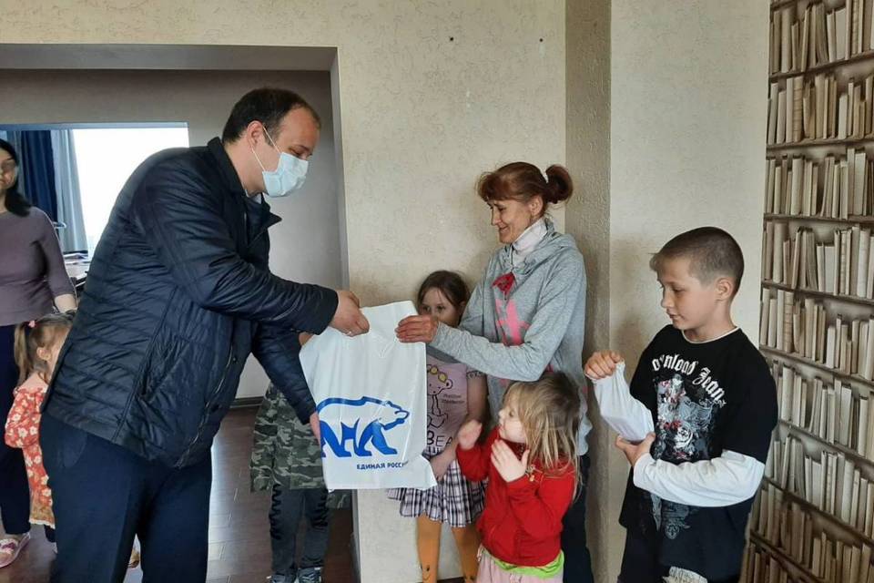 Волгоградские единороссы поздравили беженцев из Донбасса с Пасхой