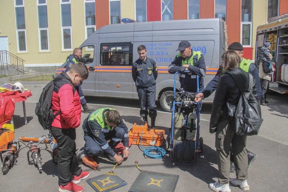 Волгоградским школьникам показали роботов-пожарных