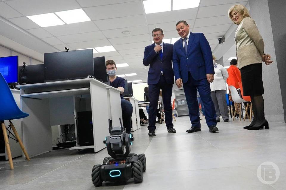 «Сейчас мы его припрем к стенке»: Андрей Бочаров напугал танк в новом технопарке Волгограда