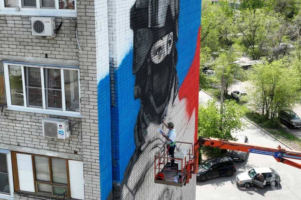 Фасад дома в Волгограде украсит 26-метровое изображение российского солдата