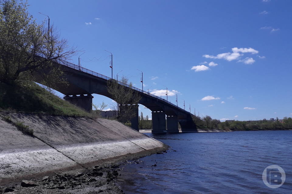 В Волгоградской области после падения с моста погиб 17-летний парень