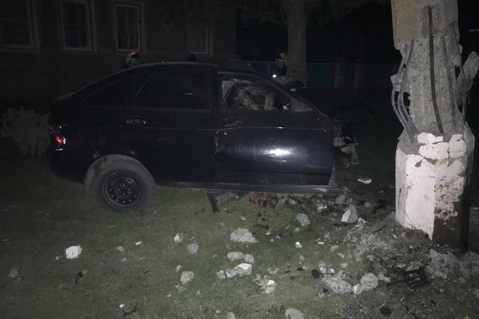 Под Волгоградом Lada Priora врезалась в столб, водитель погиб