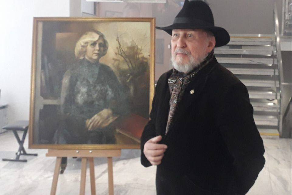 В Волгограде художник Владислав Коваль передал портрет вязальщицы в дар музею ИЗО
