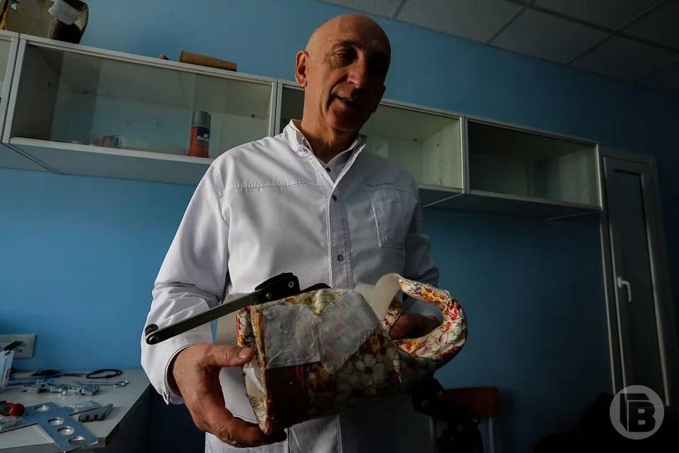 В Волгограде ученые-медики создали экзоскелет для раненого военного