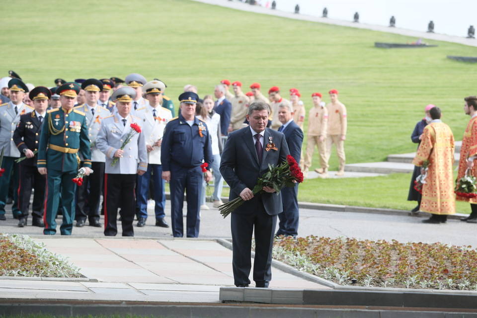 В Волгограде торжества в честь Великой Победы начались с возложения цветов на Мамаевом кургане